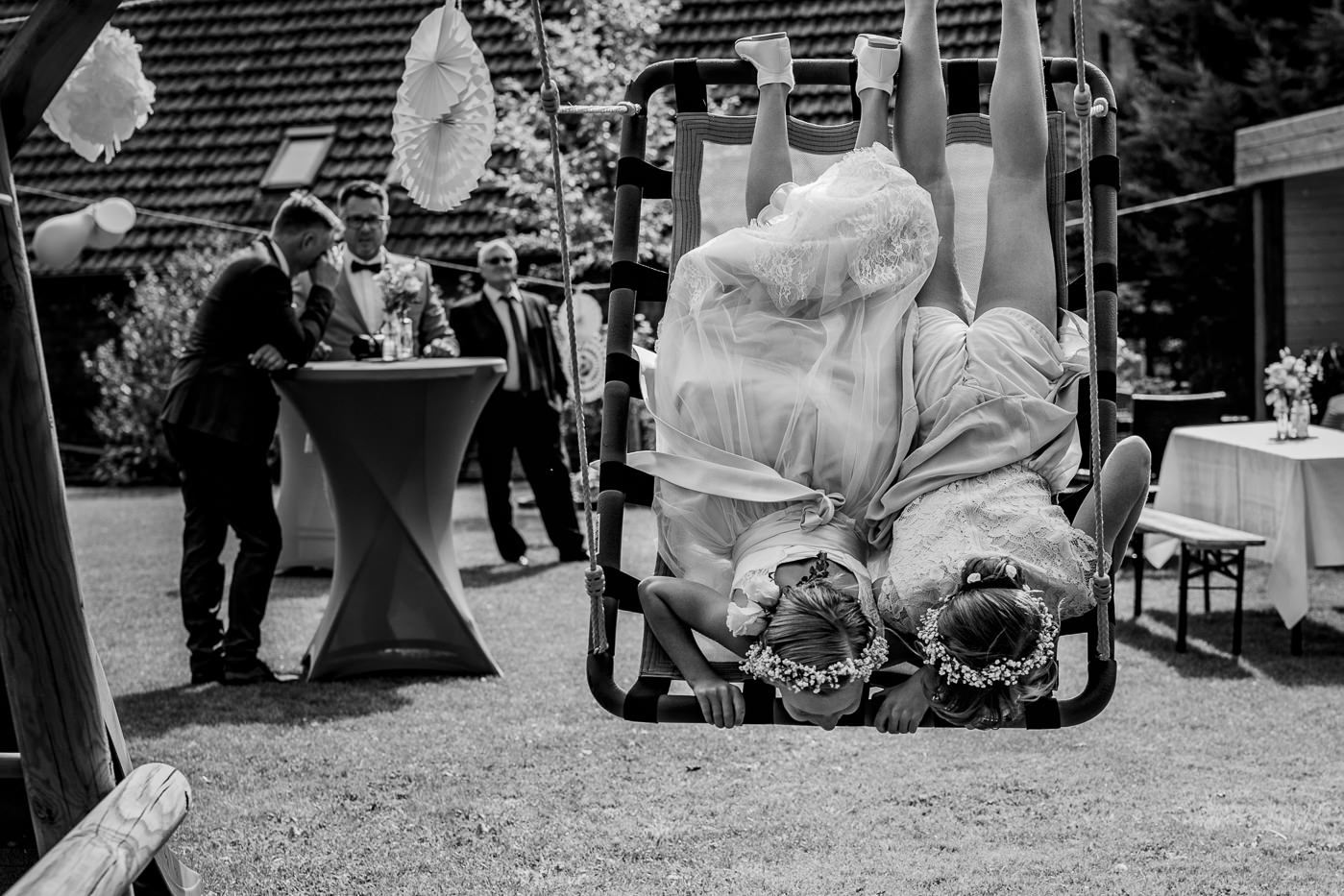Hochzeitsfotografin-Hagen-Hochzeitsfotograf-Ruhrgebiet-lumoid-Nadine-Lotze-Hagen-Hochzeitsreportage-007a-23-Bueckeburg-DIY-Gartenparty-Kinder-Schaukel