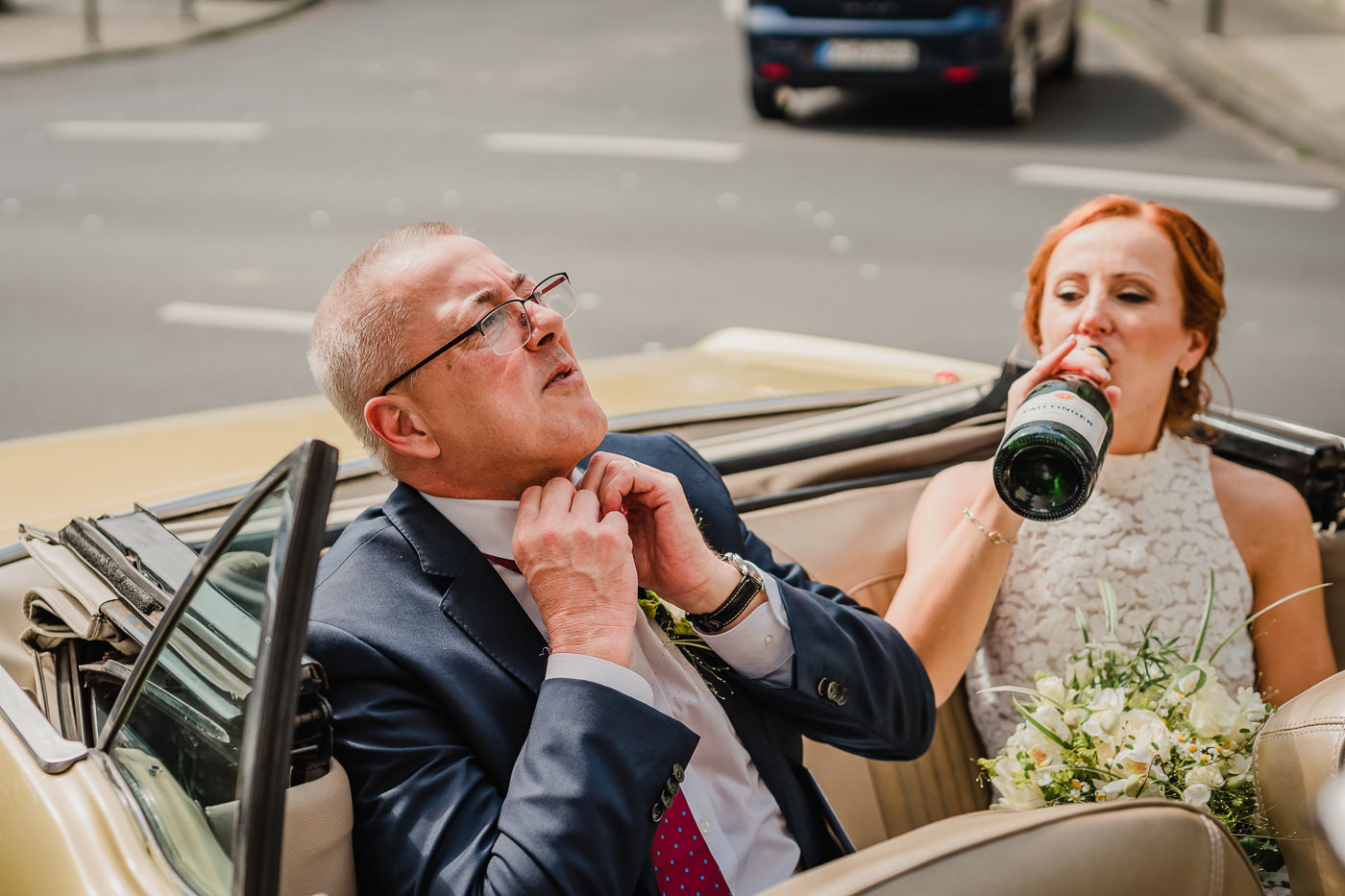 Hochzeitsfotografin-Hagen-Hochzeitsfotograf-Ruhrgebiet-lumoid-Nadine-Lotze-Hagen-Hochzeitsreportage-045-62-Koeln-Standesamt-Rathaus-Cabrio-Mustang-Champagner