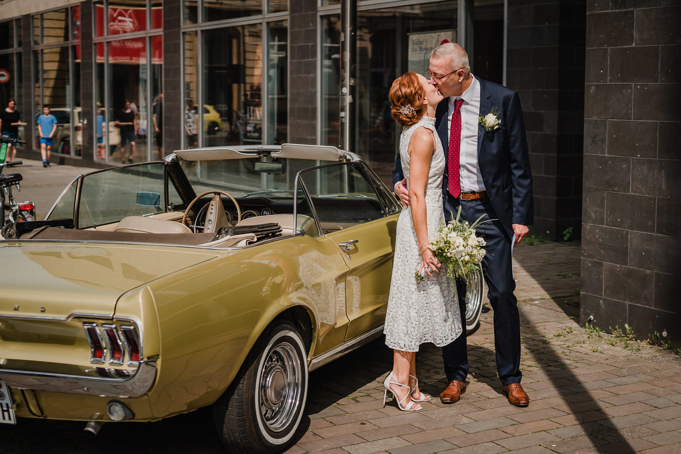 Hochzeitsfotografin-Hagen-Hochzeitsfotograf-Ruhrgebiet-lumoid-Nadine-Lotze-Hagen-Hochzeitsreportage-048-60-Koeln-Standesamt-Mustang-Cabrio-Oldtimer