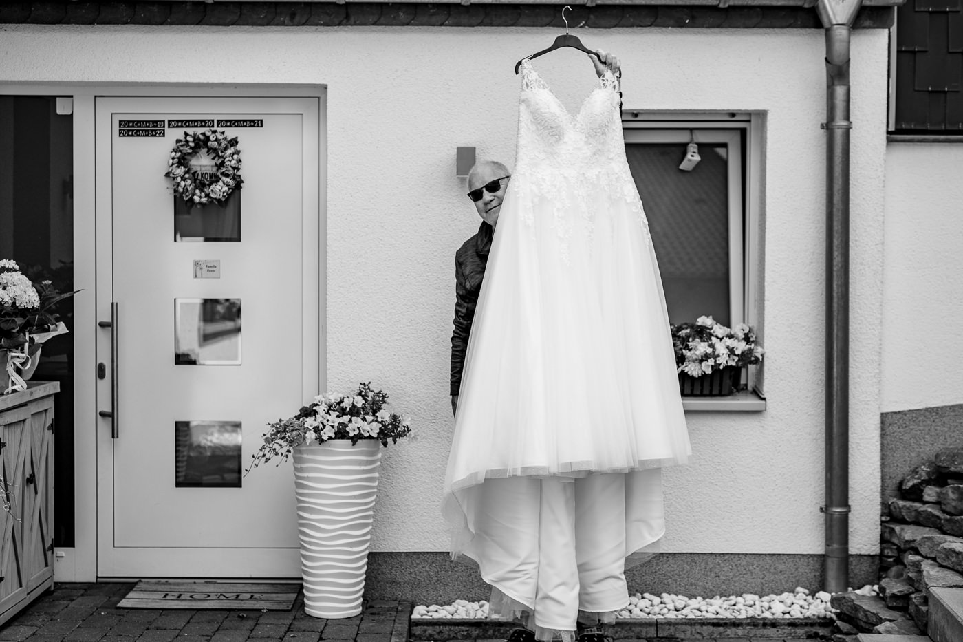 Hochzeitsfotografin-Hagen-Hochzeitsfotograf-Ruhrgebiet-lumoid-Nadine-Lotze-Hagen-Hochzeitsreportage-075a-92-Muelheim-Ruhr-Brautkleid-Getting-Ready-Humor