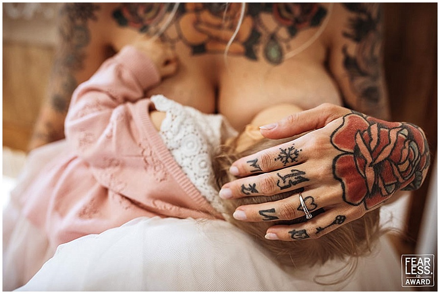 Fearless award Hochzeitsfotografin lumoid Nadine Lotze Hagen Ruhrgebiet stillende Braut mit Tattoos